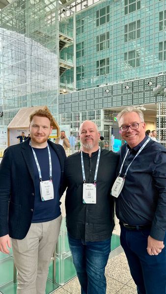Tim Lübke (l.) und Claus Fischer (r.) von Allnet freuen sich über ihren neuen Partner Edbak, vertreten durch Sascha Ninck. (Bild: Vogel IT-Medien GmbH)