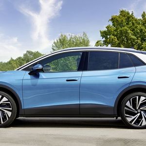 VW hat mit dem ID4 mittlerweile ein ausgereiftes E-Auto, das gegen den Tesla Model Y in Stellung geht.(Bild:  Volkswagen AG)
