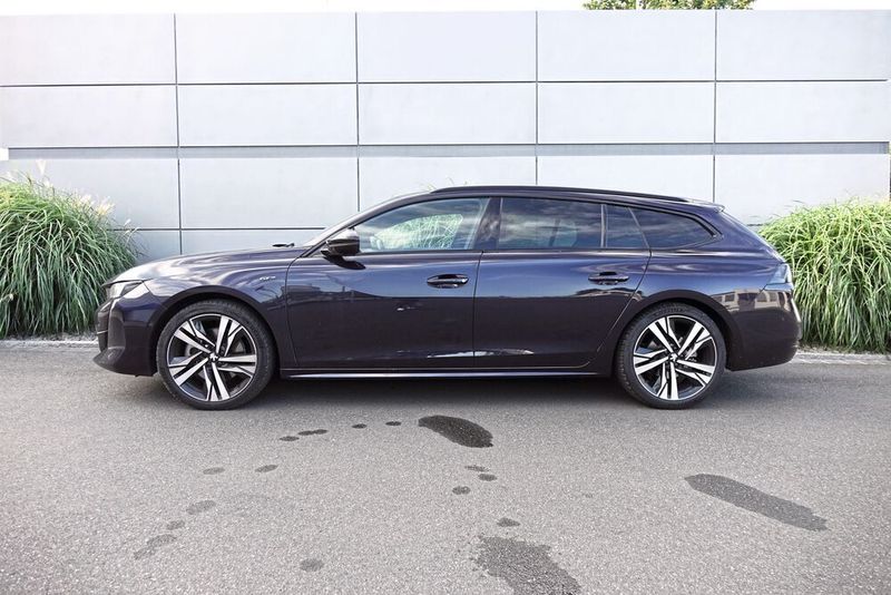 Genau wie bei der Limousine ist auch beim Kombi die Linienführung sehr dynamisch gewählt.  (Jens Scheiner/»Automobil Industrie«)