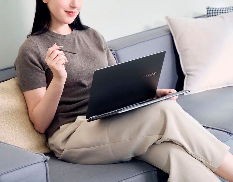 Beim 1,37 kg schweren Prestige 14 Flip AI+ D3M mit Panther-Lake-CPU gehört ein MSI Nano Pen zum Lieferumfang. Der Stift wird in seinem Steckplatz an der Unterseite des Notebooks auch gleich geladen. (Bild: MSI)