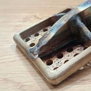 Der Prototyp eines Bremspedals für einen Land Rover wurde in vier Segmenten mittels Metal Paste Deposition aus 17-4PHEdelstahl gedruckt. Das Zusammenfügen mittels WIG-Schweißen soll Produktionskosten und Fertigungszeit optimieren.  (Bild: RBSL)