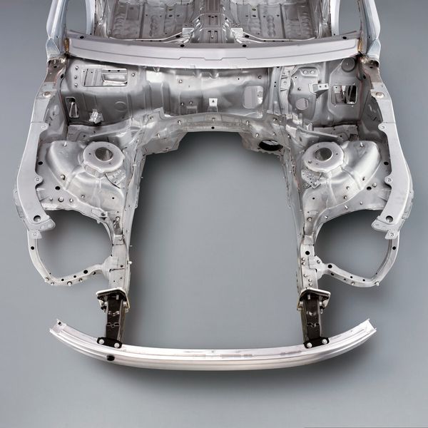 Träger von Frontstossstangen, B-Säulen und mehr werden warm umgeformt und erhalten durch das «Tailored Tempering»-Verfahren lokal vorgegebene Festigkeitseigenschaften. (Bild: Daimler/Autoform)
