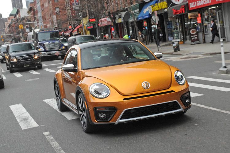 Beim ständigen Stopp-and-Go des New Yorker Verkehrsgewühls reicht die bescheidene Leistung des E-Motors völlig aus. (VW)