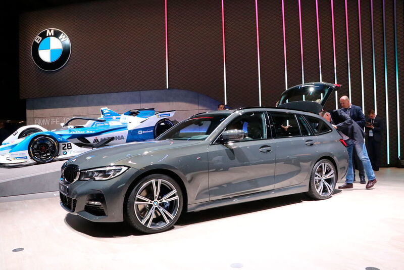 Der neue BMW 3er-Touring zum Anfassen: die Heckklappe kann zweiteilig geöffnet werden und am Vorderwagen sind die Seitenwände und die Haube aus Aluminium. (Klasing)