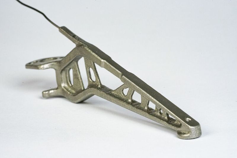 Ein neuer Weg zu mehr Qualität und Flexibilität, der auch die Produktionssicherheit erhöht: Das Einbringen von Sensoren in die Greifer selbst – schon während ihrer additiven Herstellung im 3D-Drucker. (Fraunhofer IWU)