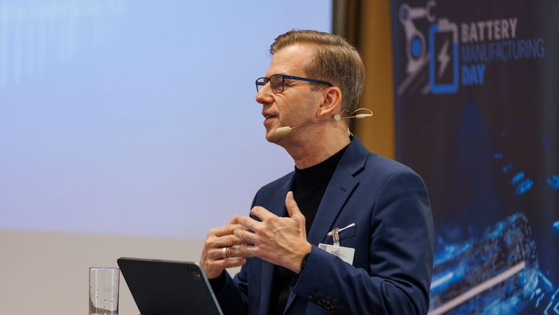 Sascha Kleinert, Accumotive-CEO, eröffnete den Battery Manufacturing Day: „Mein Werk wird keine Batterie verlassen, die nicht iO ist“, sagte er in seinem Vortrag über die Mercedes-Batteriefertigung in Kamenz.(Bild:  Eidens-Holl)