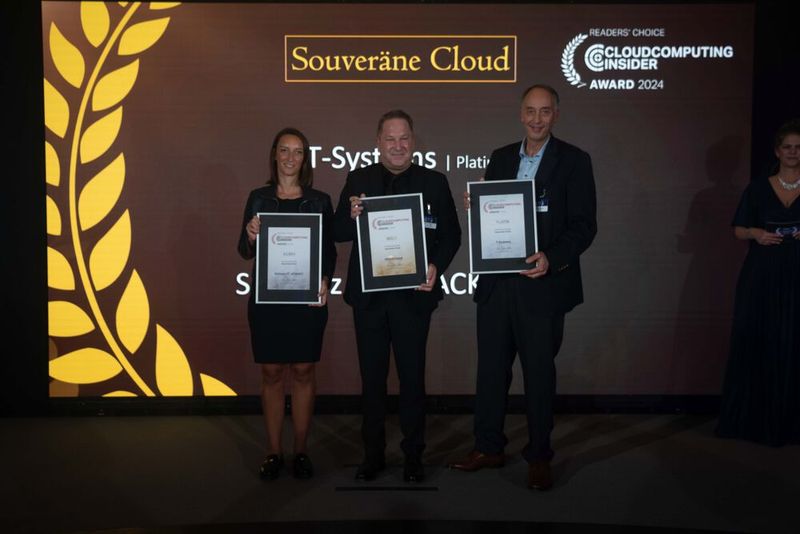 Erstmalige Sieger in der neuen Kategorie „Souveräne Cloud“ sind T-Systems mit Platin, IONOS Cloud mit Gold und STACKIT mit Silber. Die Preise nehmen Christin Kiessling für STACKIT, Robert Zillinger (M.) für IONOS Cloud und Armin Jesse für T-Systems entgegen. (Bild: Manuel Emme Fotografie)