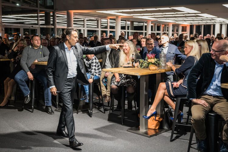 ... Fifa-Schiedsrichter Urs Meier zu den rund 250 geladenen Gästen. (Bild: Schade)