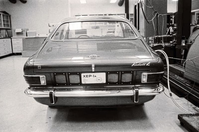 Der Stir-Lec 1 war ein Versuchsfahrzeug von GM/Opel, das über einen Elektromotor sowie zusätzlich einen Stirlingmotor als Range Extender verfügte und den Wagen zu einem der ersten modernen Hybridfahrzeuge machte.(Bild:  Opel / Stellantis)