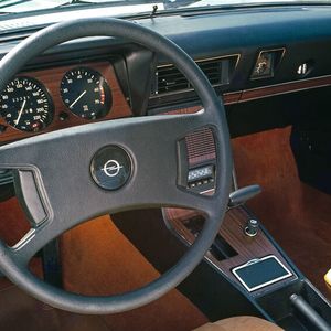 Tatsächlich verzichtete Opel sogar auf damals übliche endlose Aufpreislisten, der erste Preiskatalog zum Commodore begnügte sich mit nur vier Seiten für alle Varianten und Extras.(Bild:  Opel)