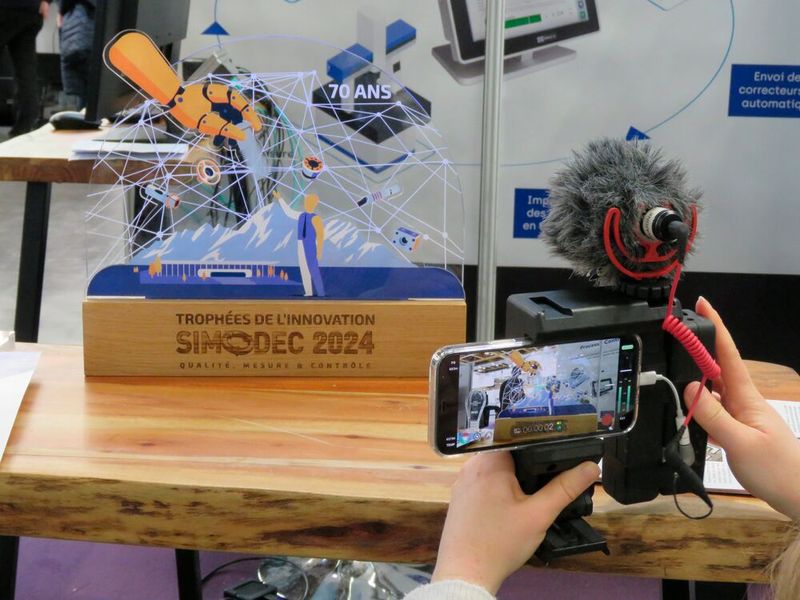 Sur les stands des lauréats, les Trophées de l’innovation attirent l’attention des visiteurs professionnels… et des journalistes. (Source : simodec@rochexpo.com)