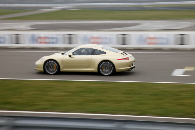 Dafür fuhr ein Instruktor von Porsche der Gruppe voraus und gab so die Ideallinie vor. (Foto: Andreas Tillmanns/ Ferchau)