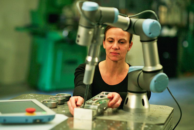 Der dänische Hersteller Universal Robots präsentiert auf der Hannover-Messe erstmals in Europa den kleinen, kollaborierenden Leichtbau-Tischroboter UR3. (Bild: Universal Robots)