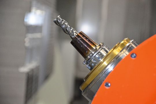 Der VHM-Fräser von Iscar nimmt die hohe Spindelleistung von 80 kW bei 28 500 Umdrehungen pro Minute problemlos auf.(Bild:  Iscar)