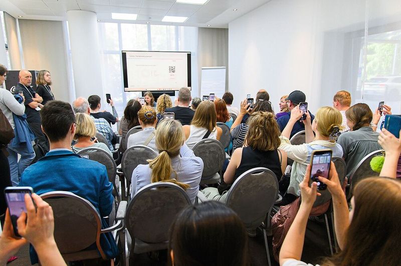 Fachvorträge sind ein essenzieller Teil der Messen. Das Interesse ist groß, wie hier beim Vortrag von Lisa-Marie Bangen zum Labormanagement mit der Software „Samples“ von Qualitype.   Mehr Infos zu den kommenden LAB-SUPPLY-Messen finden Sie auf www.lab-supply.info (Bild: Stefan Stark)
