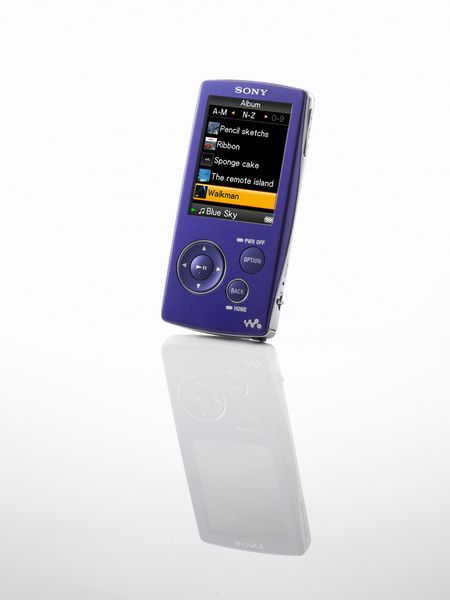 Videos spielt der Walkman NW-A800 auf einem Zwei-Zoll-Display mit einer Auflösung von 320 x 240 Pixel ab. (Archiv: Vogel Business Media)
