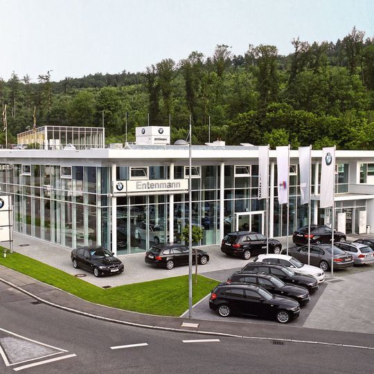 Die AHG-Gruppe ist 2019 durch Zukäufe deutlich gewachsen. Mit der Übernahme des Autohauses Entenmann zum 1. Januar 2020 vergrößert sich das Unternehmen erneut. Der Name Entenmann soll dabei erhalten bleiben. Die AHG-Gruppe ist 2019 durch Zukäufe deutlich gewachsen. Mit der Übernahme des Autohauses Entenmann zum 1. Januar 2020 vergrößert sich das Unternehmen erneut. Der Name Entenmann soll dabei erhalten bleiben.