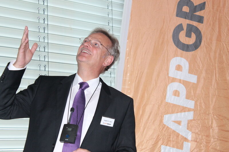 Siegbert E. Lapp, Vorstand der Lapp Gruppe, weist auf die Wichtigkeit der Verbindungstechnik in der Gebäudetechnik hin. (Kunze/elektrotechnik)