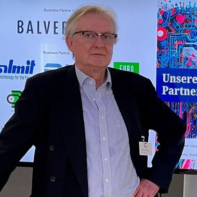 Arnold Wiemers bei den Technologietagen Leiterplatte 2024 präsent und engagiert. (Bild: Claudia Mallok)