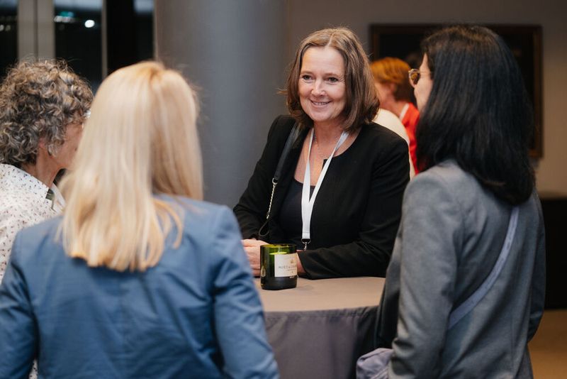 … während sich auch die anderen Teilnehmerinnen wieder rege bei Kaffee & Snacks austauschen konnten. (Bild: Manuell Emme Fotografie)