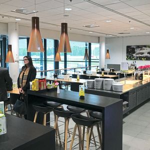 Das Autohaus hat auch eine eigene Kantine für Mitarbeiter und Kunden.(Bild:  Hostnik)