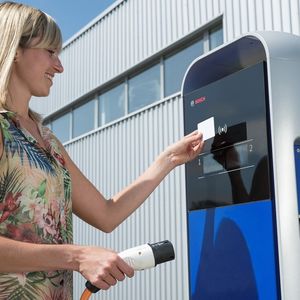Die Zukunft der Mobilität ist automatisiert, vernetzt und elektrifiziert. Um diesen Herausforderungen zu begegnen, entwickelt sich Bosch zum Anbieter von Mobilitätslösungen und erschließt so auch neue Geschäftsfelder rund um die Elektromobilität. Beispielsweise vernetzt Bosch Ladestationen (im Bild) verschiedenster Anbieter, so dass eine Kundenkarte genügt, um fast überall in Deutschland das Elektroauto aufladen zu können.