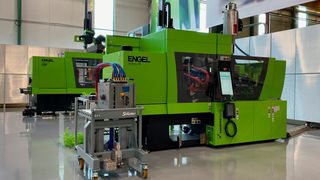 Engel demonstrates how quick and easy mould changes can be done on the hydraulic victory 330/85 with a clamping force of 800 kN.  (Source: Engel)