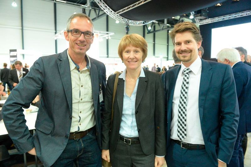 Deutsch-Schweizer-Treffen auf der Medtech Night: Devicemed-Chefredakteur Peter Reinhardt (li.) mit Doris Loretan und Jonas Frey vom Schweizer Verband Swiss Medtech. (Messe Luzern)