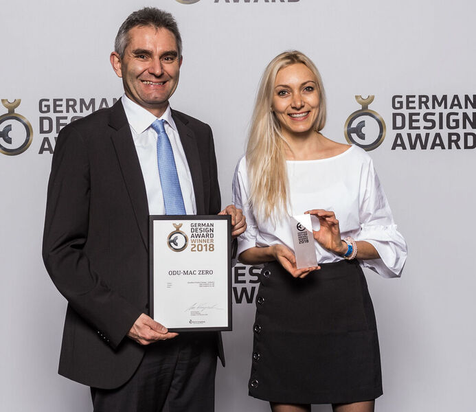 Freuen sich über den German Design Award: Bernhard Säckl, ODU-Produktmanager für modulare Rechtecksteckverbinder, und Julia Fernandez, ODU-Spezialistin fürs Rechtecksteckverbinder-Produktmarketing. (ODU)