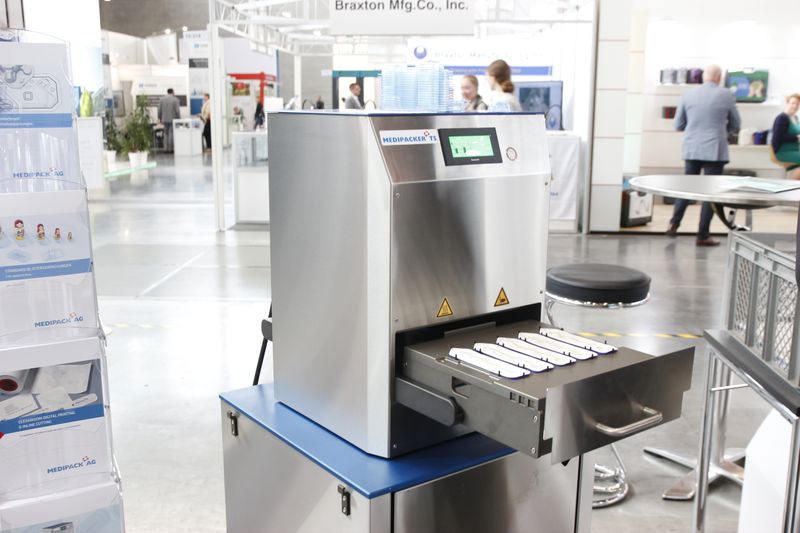 ... das Verpacken des Schraubendrehers auf einer Heißsiegelmaschine. (Devicemed/J. Engelke)