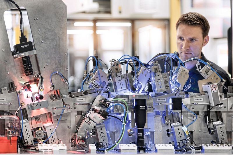 Bild 1: Rund 4.500 Projekte bearbeitet der Schaeffler- Sondermaschinenbau jedes Jahr – jedes einzelne ist komplex und mechatronisch, viele mit Robotikanteilen.