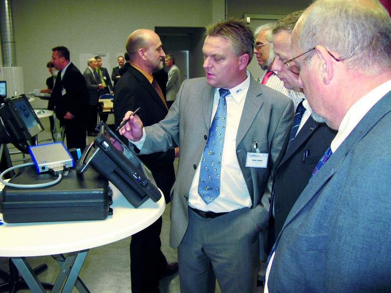 Dieter Urbanc von der AVL Ditest zeigt Effizienspotenziale, die durch den modularen Aufbau der Diagnosestation entstehen. (Archiv: Vogel Business Media)
