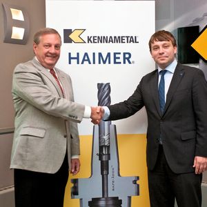 John Tucker (l.) und Andreas Haimer besiegeln die Lizenzvereinbarung beider Unternehmen mit einem Handschlag.