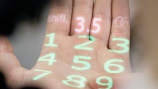 Im Audi Production Lab tüfteln Produktionsplaner an innovativen Technologien für die Produktion der Zukunft. Eine vielversprechende Technik ist die Handprojektion. (Bild: Audi)