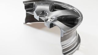 Mit dem auf Diamin basierendem Epoxidhärter Vestalite S von Evonik konnte in Zusammenarbeit mit Lorenz Kunststofftechnik in Kombination mit der bestehenden SMC-Grundrezeptur des Duroplastherstellers ein Material entwickelt werden, das die Anforderungen an den modernen Leichtbau erfüllt, wie es heißt. Auch eigne es sich für die Verwendung in der Großserienfertigung, wie diese Felge beweise. (Evonik)