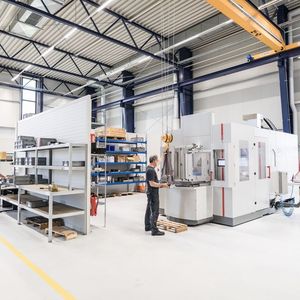 Das Hermle-Fertigungszentrum bei µ-Tec GmbH in Chemnitz besteht aus einem 5-Achs-CNC-Hochleistungs-Bearbeitungszentrum C 42 UP und einem PW 850 Palettenwechsler mit frontseitigem Rüstplatz  PW 850.