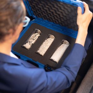 Im Kofferraum der Zeitreisemaschine hat HolyPoly Proben des Recyclingmaterials aus der Zukunft mitgebracht: hochwertige technische Post-Consumer-Rezyklate mit stabiler Verfügbarkeit zu einem wettbewerbsfähigen Preis.(Bild:  Holy Poly)