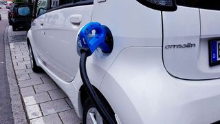 Die neue Bundesregierung hat angekündigt, die Innovationsprämie zu verlängern. Für Plug-in-Hybride gibt es jedoch Einschränkungen. (gemeinfrei)