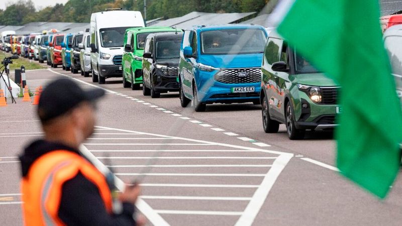 An der Parade nahmen Transits aus allen 60 Baujahren teil. (Bild: Ford)