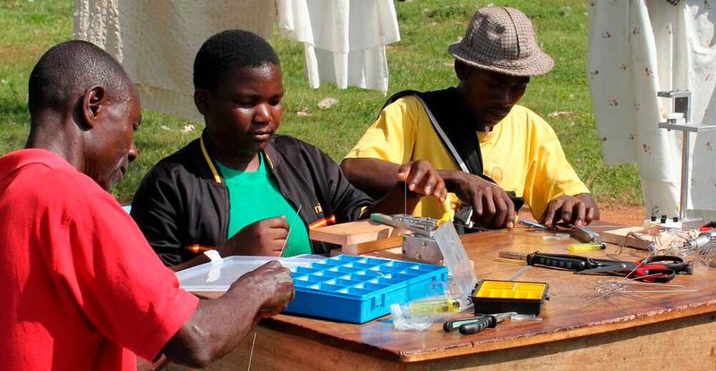 Der Verein bietet sowohl die Werkzeuge als auch die Ausbildung für die rein manuelle Herstellung der Brillen.  (Bild: Ein-Dollar-Brille e-V.)