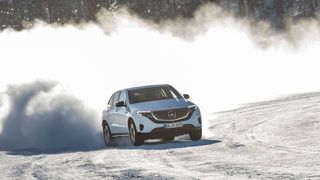 Der Mercedes-Benz EQC 400 wurde im nordschwedischen Arvidsjaur unter harten Bedingungen getestet (Daimler)