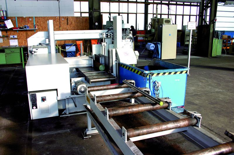 Bild 3: Die Sägemaschinen haben eine integrierte Materialzufuhr per angetriebene Rollenbahn und automatisches Vorschubsystem.  Bild: Kasto (Archiv: Vogel Business Media)