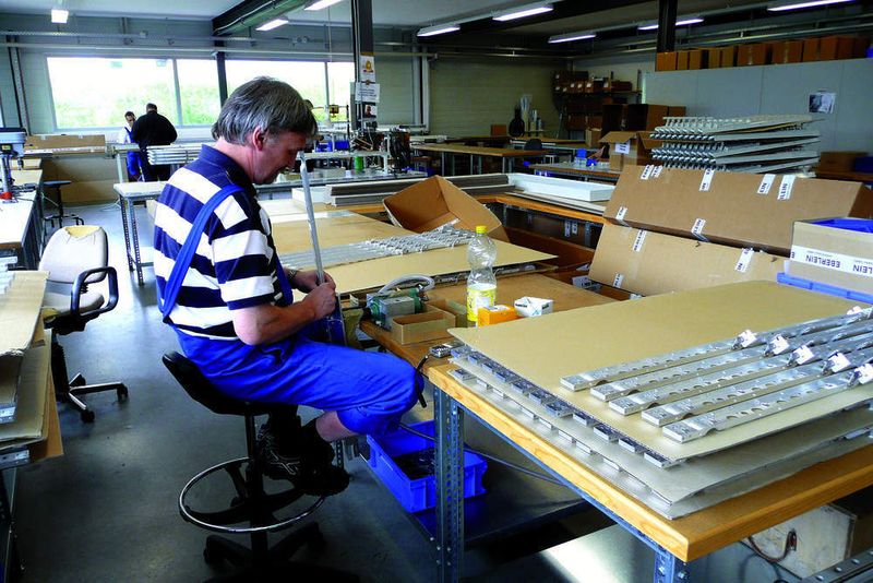 Viele der bei Eberlein produzierten Blechteile werden in der Montage zu umfangreichen Baugruppen zusammengefügt. Das heißt, dass Eberlein auch komplette Baugruppen liefert. Hier werden die einbaufertigen Baugruppen auch für den Versand fertig gemacht. Bilder: Kuhn (Archiv: Vogel Business Media)