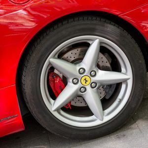 Kompliziert geformte Stanzteile schützen beim Einbau von Bremssättlen die schöne Optik der Bremse.