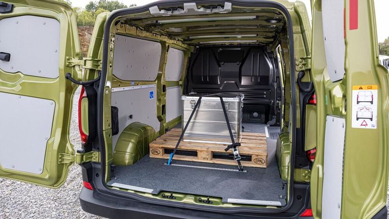 Die Normalversion misst in der Länge 5,05 Meter und packt bis zu 5,8 Kubikmeter in den Laderaum. Die Nutzlast liegt zwischen bei bis zu 1,33 Tonnen, die Anhängelast beträgt bis zu 2,8 Tonnen. (Bild: VW)