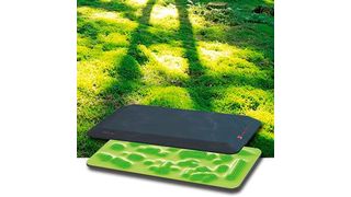 Eine Studie der Universität Mainz zeigt, dass das Stehen auf der Bodenmatte Muvmat nicht nur entlastet und aktiviert, sondern positive Effekte auf den gesamten Körper hat. (Aeris)