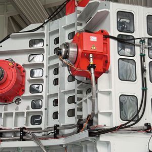 Bild 2: Insgesamt acht Antriebe sind für den Betrieb der Presse erforderlich. Hier ein Teil davon, rot lackiert.(Bild:  M. Witzsch)