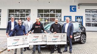 Die Teilnehmer des hessischen Landeswettbewerbs: Gewinner Johannes Scholz (4. v. li.),  Zweitplatzierter Manuel Engelmann (2. v. li.), Dritter Onur Basoral (2. v. re.) mit Joachim Kuhn, Geschäftsführer Landesverband Hessen (links), und dem Partner des hessischen Kfz-Gewerbes Guido Kriesel, Nürnberger Versicherung (rechts) sowie Claus Kapelke, Schulleiter der Landesfachschule des Kfz-Gewerbes.  (Bild: Bilderwerk Wiesbaden)