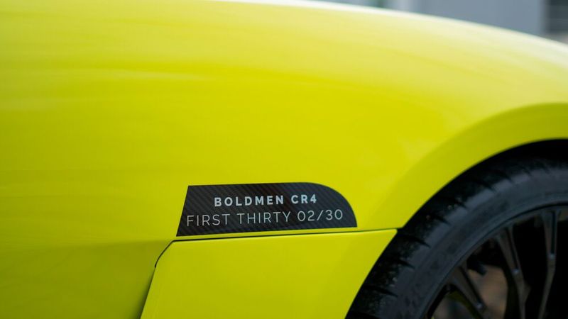 Zur Serienausstattung der First-Thirty-Serie zählen unter anderem 18-Zoll-Leichtmetallräder mit 255/40er Reifen vorn und 275/40er Pneus hinten. (Bild: Autoren-Union Mobilität/Boldmen)