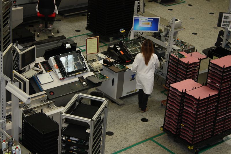 Die Dame prüft die Elektrik. (Archiv: Vogel Business Media)